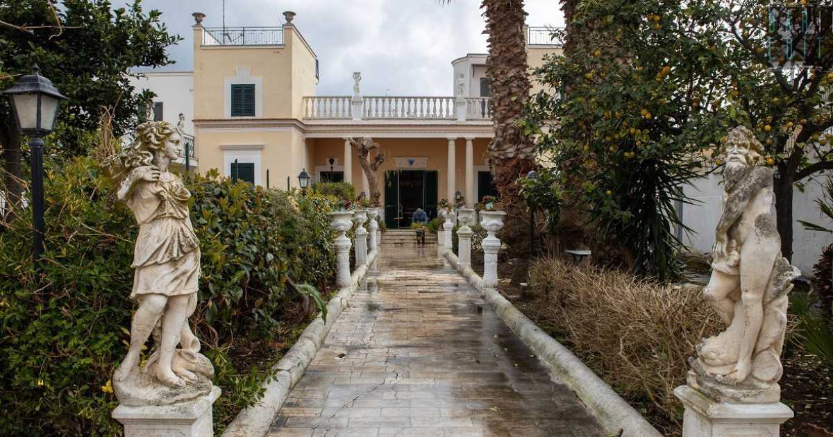 Tra giardini, statue e torrette si staglia dal 1911 sul mare di Santo Spirito: � Villa Damiani